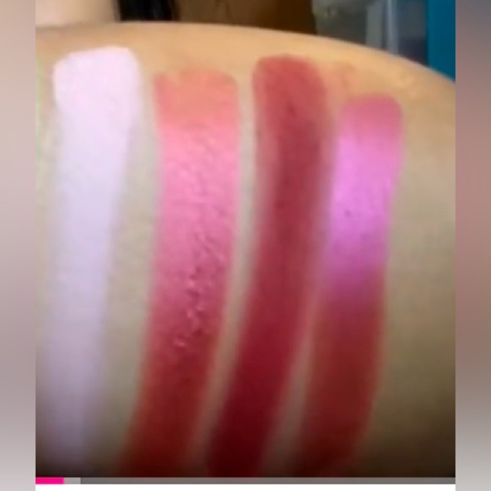 HIPDOT X STELLA ROSA
Taste The Magic Pressed Pigment Palette - Picture 6 of 10